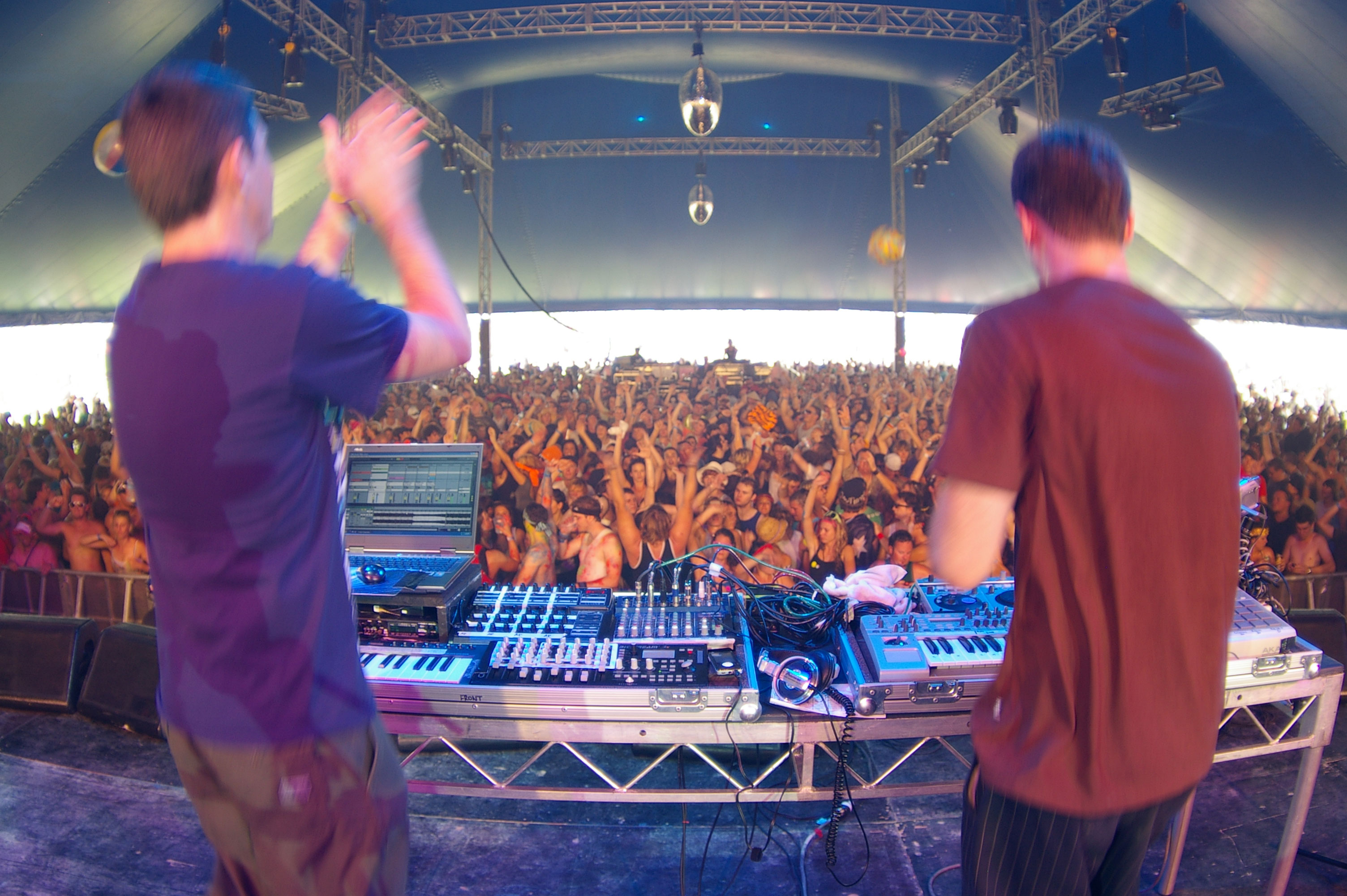 Segue performing live at Big Day Out